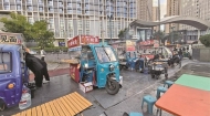 “城市微瞭望·民生新改善”专项行动系列报道之二
小吃车占道 城管引摊入便民点