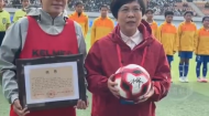 前女足国脚刘英为高原“小浪花”加油 出任小浪花足球公益推广大使