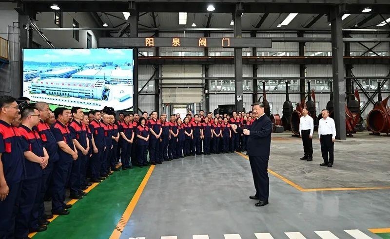 △2025年7月7日,习近平总书记在山西阳泉阀门股份有限公司考察时,同企业员工亲切交流。
