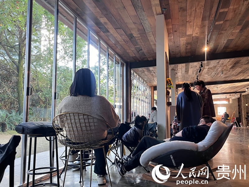 市民游客打卡“新三样”，慢品生活诗意。人民网记者 陈洁泉摄