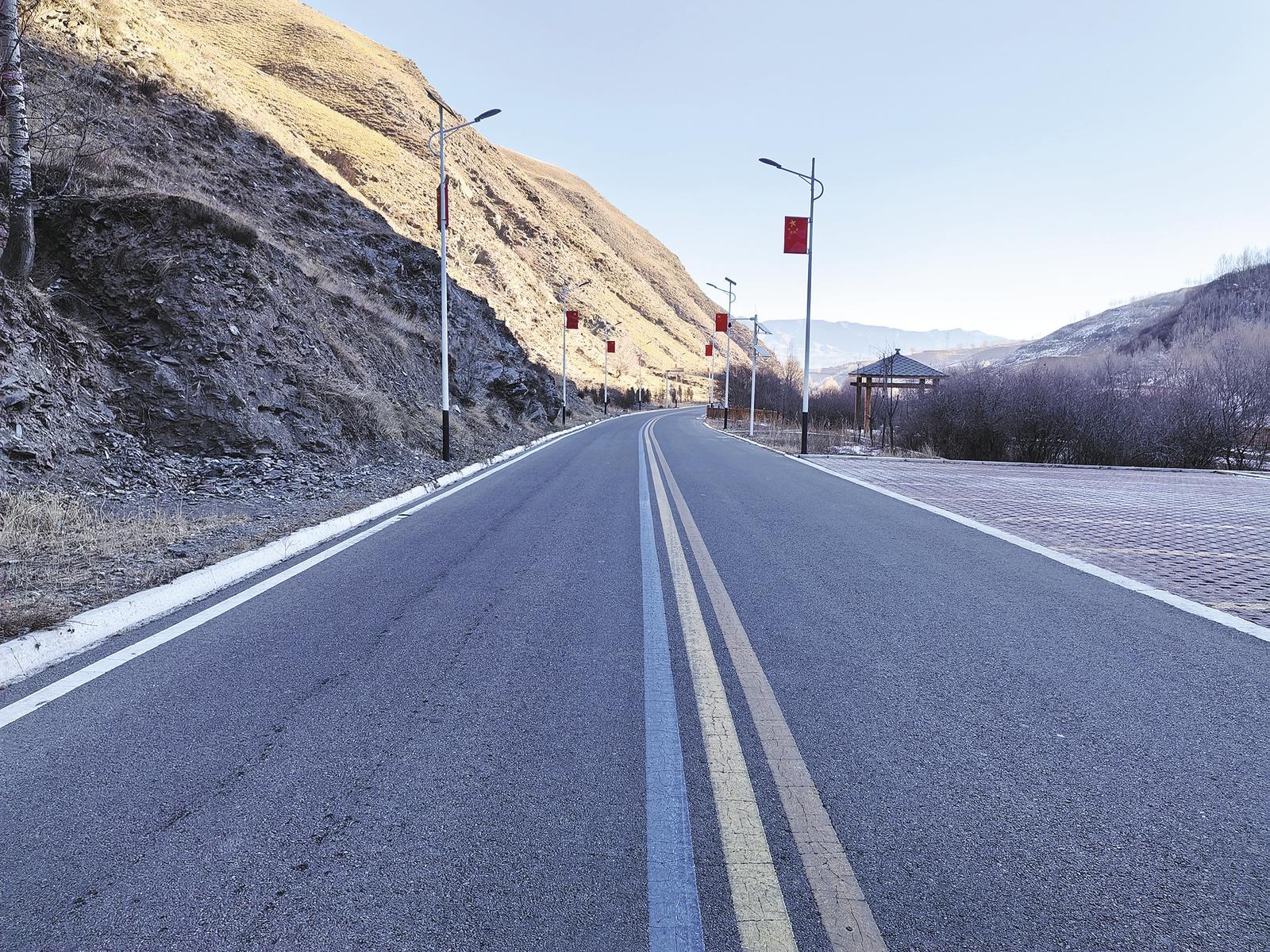 升级改造后的阿铧公路。本报记者 倪晓颖 摄