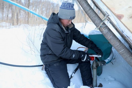 黑龙江省亚布力体育训练基地场地部造雪工人浦圣民在打开输水阀门。新华社记者 杨喆 摄