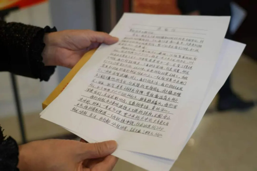 3月6日,代表向记者展示青海省海西州乌兰县柯柯镇南柯柯村党支部书记、村委会主任阿力腾傲齐尔的来信。人民网 马可欣摄