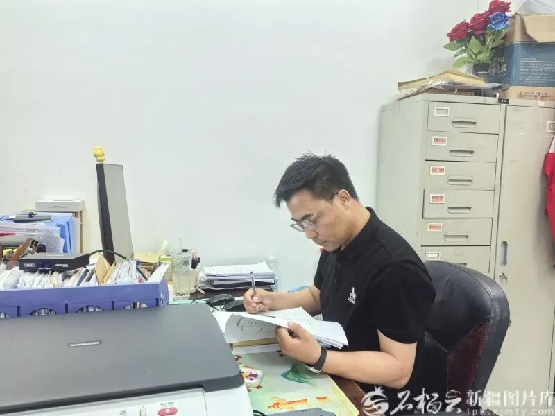 4月8日,哈万喜在办公室查阅资料。李素娜摄