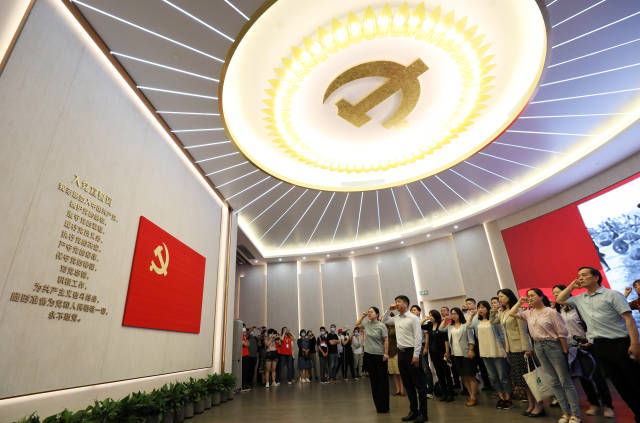 2021年6月3日，党员在全新开馆的上海中共一大纪念馆里重温入党誓词。来源：新华社