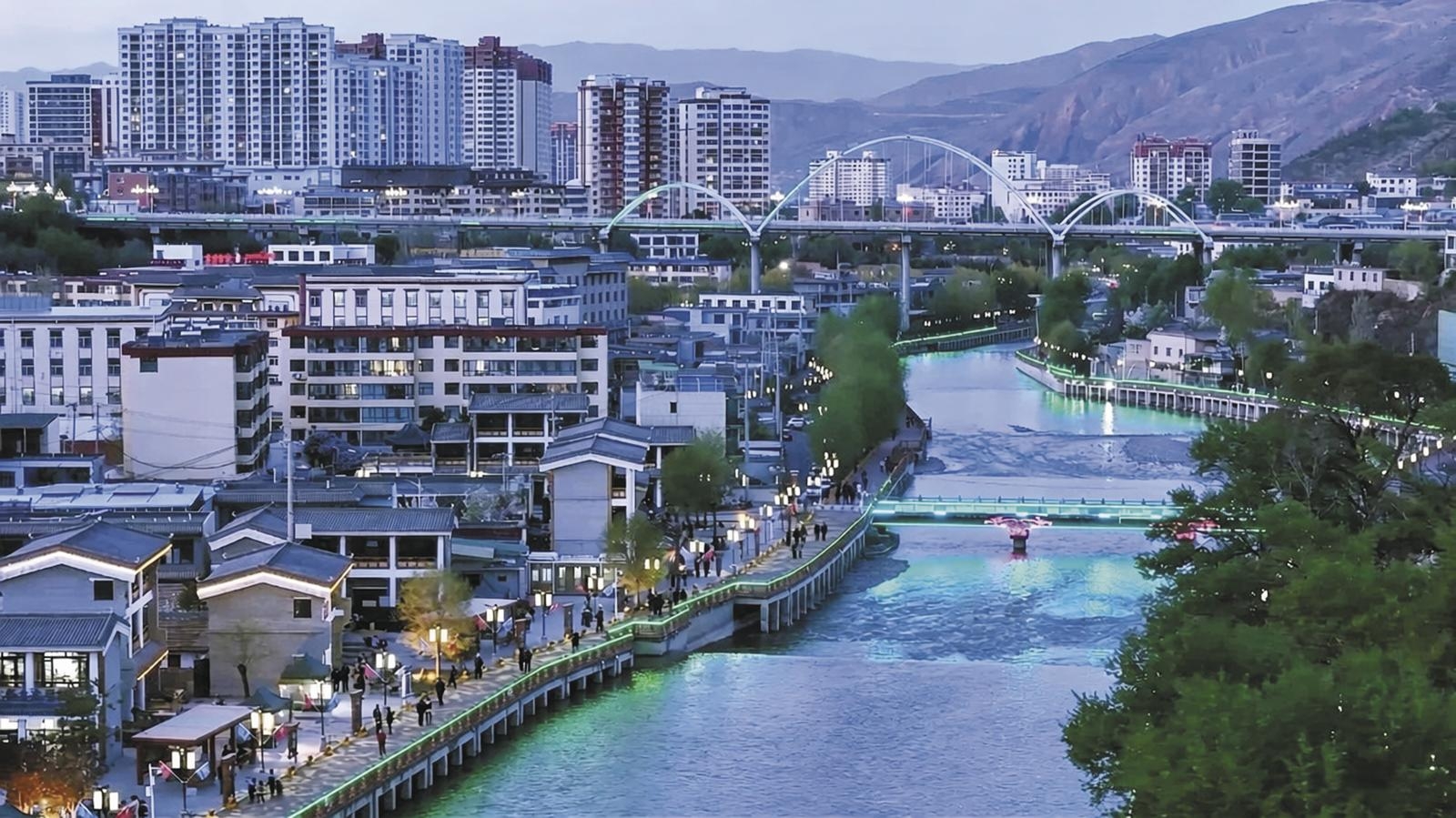 河岸夜经济活力涌动。