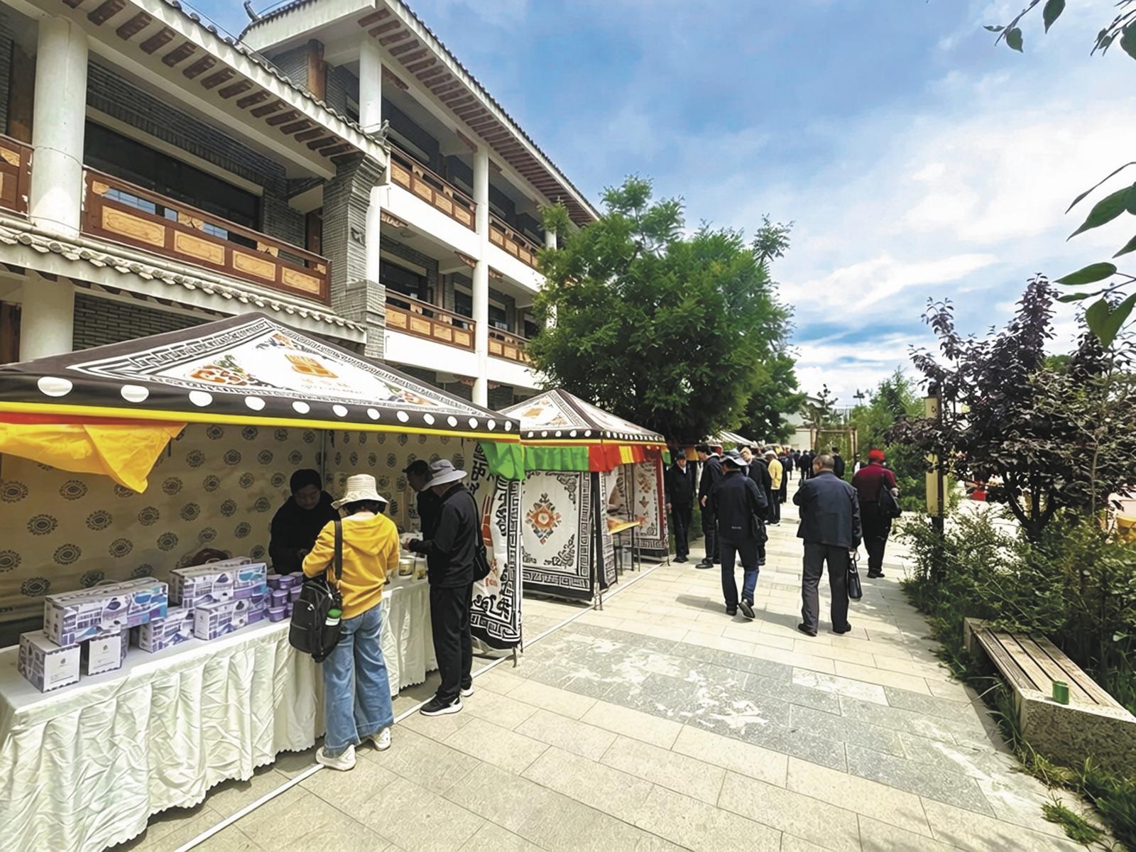 河畔集市惠民生。