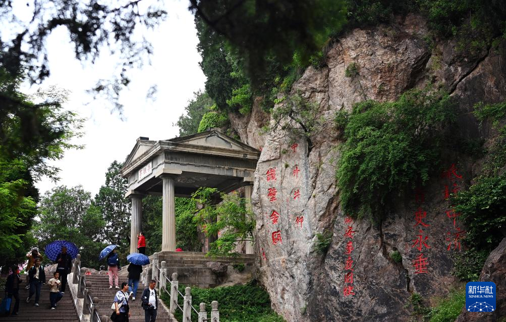 游客在西安华清宫景区内“西安事变”旧址之一兵谏亭游览参观(2023年5月5日摄)。新华社记者 刘潇 摄