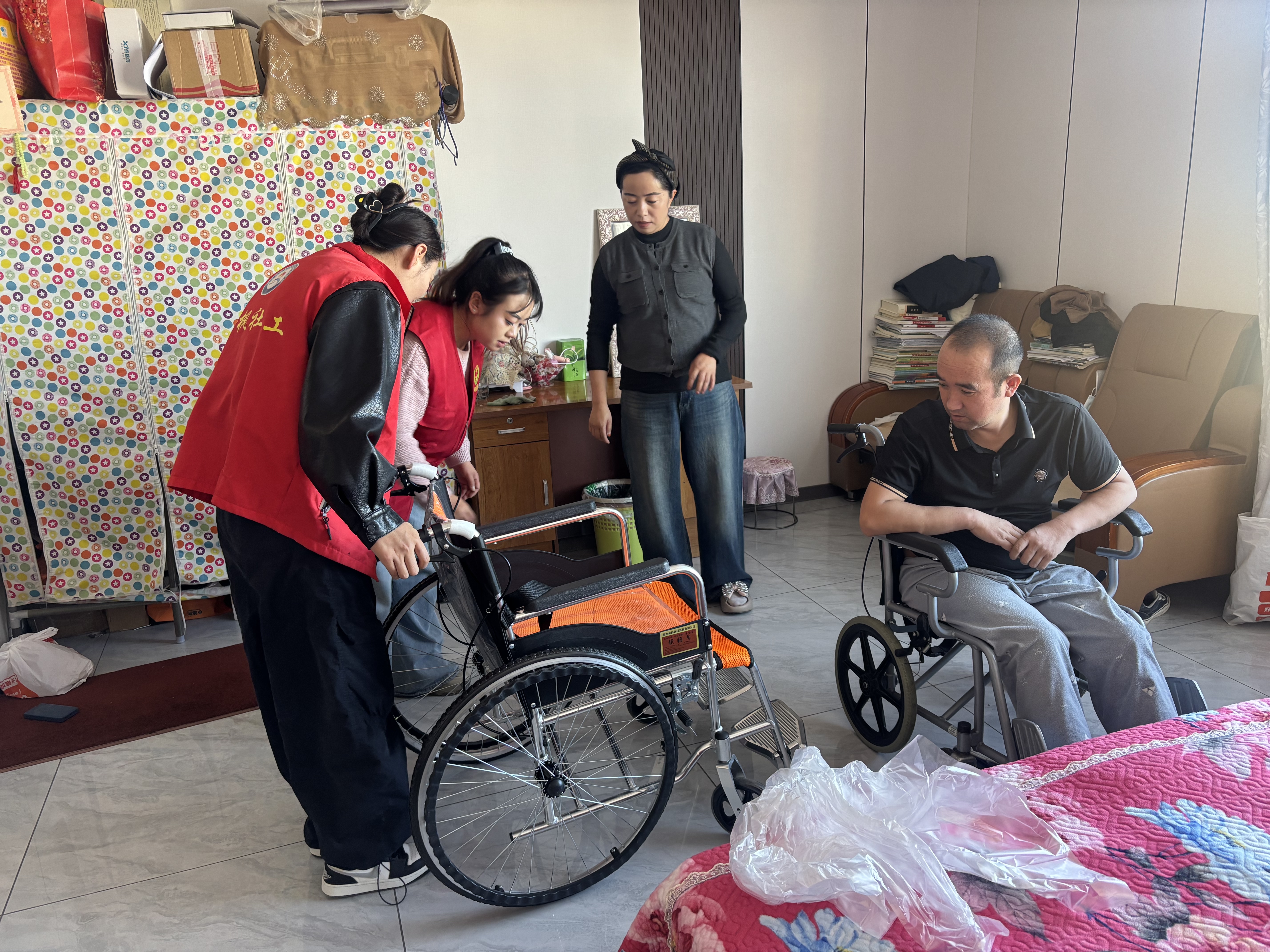 领到新轮椅。 金北社区供图 d37d81c8942df9ed5b0d1b658b759e81.jpg