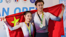 花样滑冰——亚洲公开赛：张嘉轩/黄一航获双人滑冠军