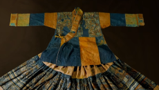 每天与一件国宝相遇！《国宝时刻·鹭鸟纹彩色蜡染衣裙》探寻百年染织技艺里的生态智慧