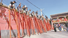 3.8米“云端”高跷亮相 青海湟中区：高跷热舞 年味渐浓