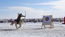 冬日草原上的赛马盛会