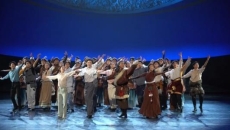 雪域华章礼赞民族团结与时代变迁
——大型原创舞剧《雪山大地》在西宁精彩上演