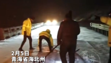 路有积雪 心有温暖 联动除雪保通 守护春运出行路