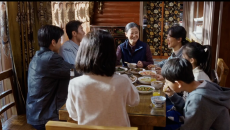 【生命树】花絮-家宴上大家切开白菊买回的羊，震惊地发现羊胃里塞满了煤粉和塑料