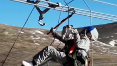 首条“电力天路”海拔5211.5米的带电作业