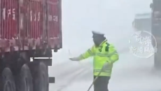 风雪坚守暖归途 青海茫崖交警4小时护航 百余车辆平安转移