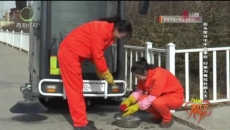 街头坚守于平凡事业 扫帚为毫写壮丽人生