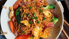 鸡蛋火腿炒泡面