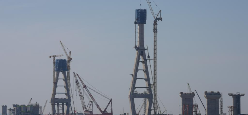 杭州湾跨海铁路大桥南航道桥首座主塔封顶